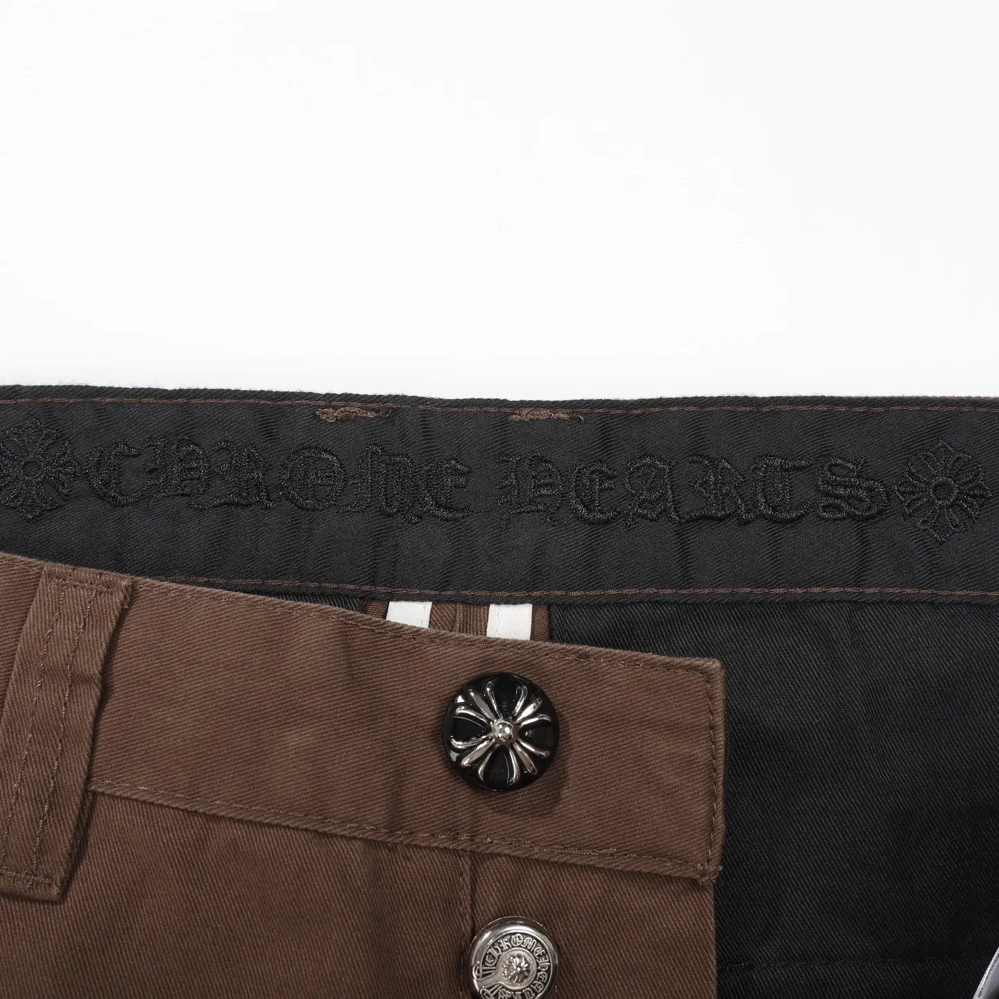 P260 Chrome Hearts/Chrome Hearts leopard print checkerboard horsehair cross patch leather jeans - Full of exploring the ultimate in fashion, Chrome Hearts' new Chrome Hearts pants cleverly integrate camouflage cross, checkerboard horsehair cross and other elements to break the traditional boundaries. The clever fusion of Mattyboy’s same style, overalls and khaki jeans brings endless matching inspiration to fashionistas.  This pair of Croxin overalls not only presents a unique retro style, but also combines comfort and sophistication with its wide-leg, loose design. The mid-high waist design matches a lazy and casual style, which not only makes the legs longer but also maintains a casual feel, it is a must-have fashion choice for trendy men and trendy women.  Brown overalls are unique in leather matching and color selection, making them the leader among overalls. Chrome Hearts' khaki cross chino casual pants have a prince-like aristocratic feel. The pants have 40 panels of leather and full texture. The W34 size is perfectly presented and has become the focus of the forefront of fashion. Whether it's for daily wear or a trendy try, these pants can bring you an excellent fashion experience.  Color: brown Size: 28 30 32 34 corresponding size s-xl